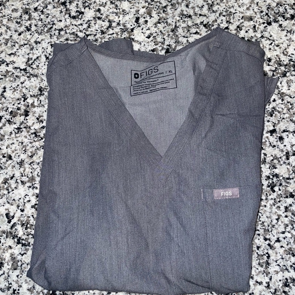 Gray Figs scrub top, XL